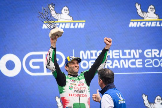 Strahlender Sieger: Johann Zarco jubelt in Le Mans