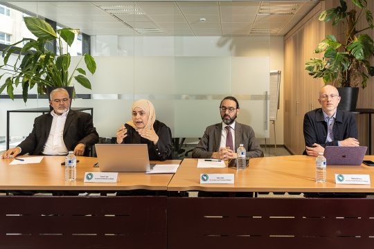 Die vier Mitglieder des Muslimrats sitzen bei einer Pressekonferenz im Juli 2024 an einem Tisch