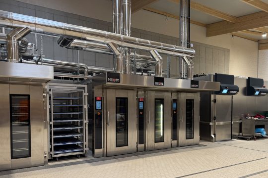 Mehrere Bäckereiöfen in der neuen Backstube