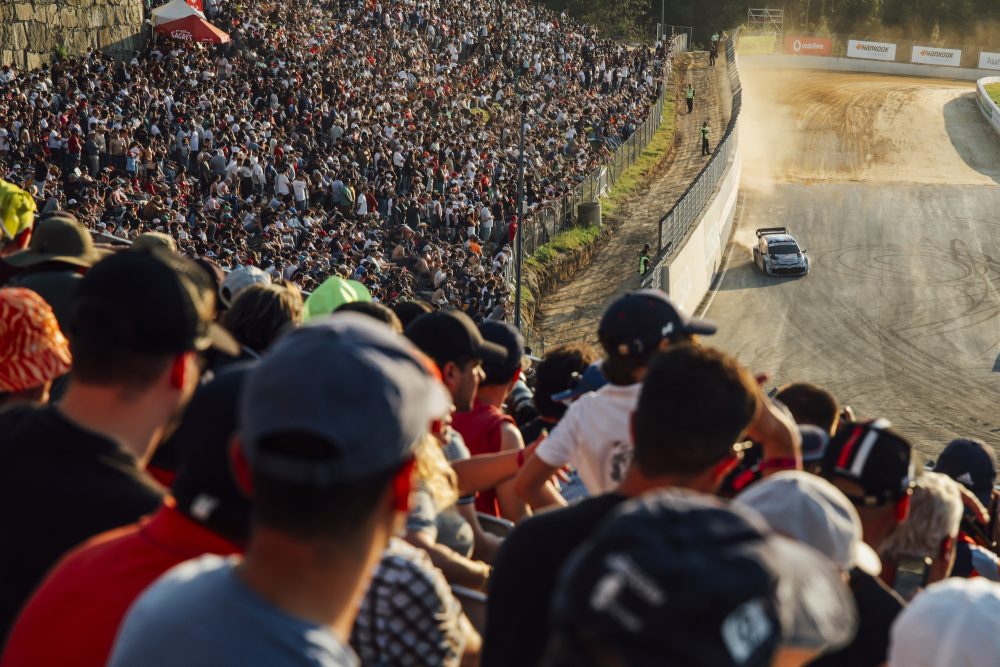 Sébastien Ogier/Vincent Landais vor einer Masse von Zuschauern bei der Showprüfung am Samstagabend der Rallye Portugal