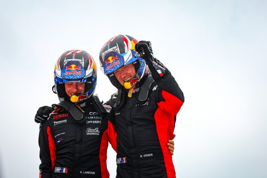 Vincent Landais und Sébasten Ogier nach dem Sieg