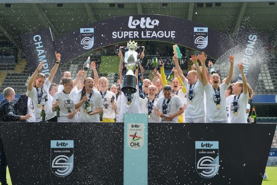 Die Spielerinnen von Oud-Heverlee Löwen feiern den Meistertitel