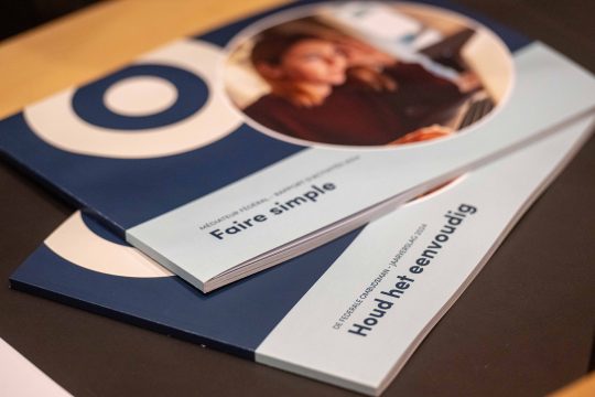 Der Jahresbericht des föderalen Ombudsmanns liegt in zweifacher Ausführung auf einem Tisch, einmal in französischer und einmal in niederländischer Sprache