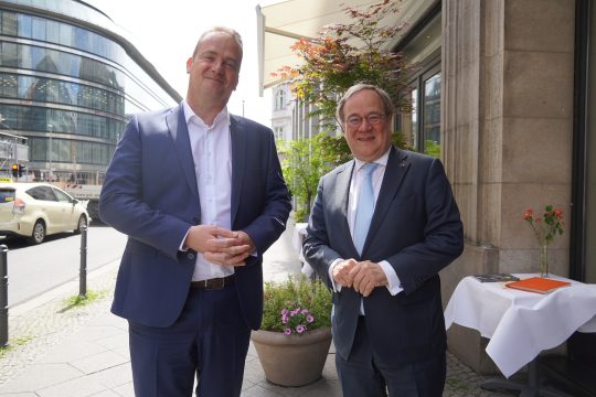 Oliver Paasch und Armin Laschet in Berlin