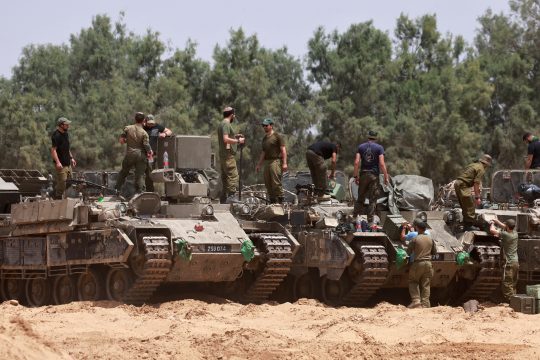 Israelische Soldaten führen an mehreren Panzern vorbereitende Arbeiten aus, an der Grenze Israels zum Gazastreifen