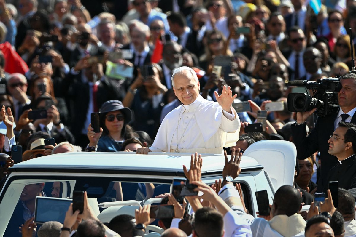 Papst Leo der Vierzehnte begrüßt die Menge vom Papamobil aus und winkt den Menschen zu