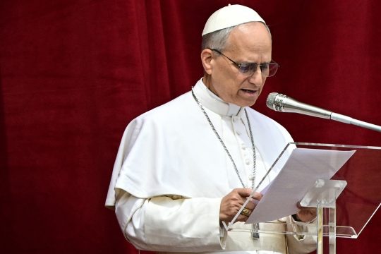 Papst Leo XIV. bei seinem ersten Sonntagsgebet auf dem Petersplatz