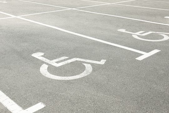 Rollstuhl-Zeichen auf einem Parkplatz