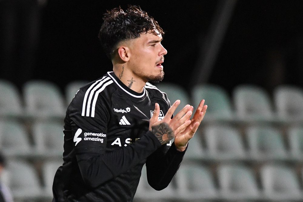 Shayne Pattynama beim Spiel der AS Eupen in Lommel im Oktober 2024