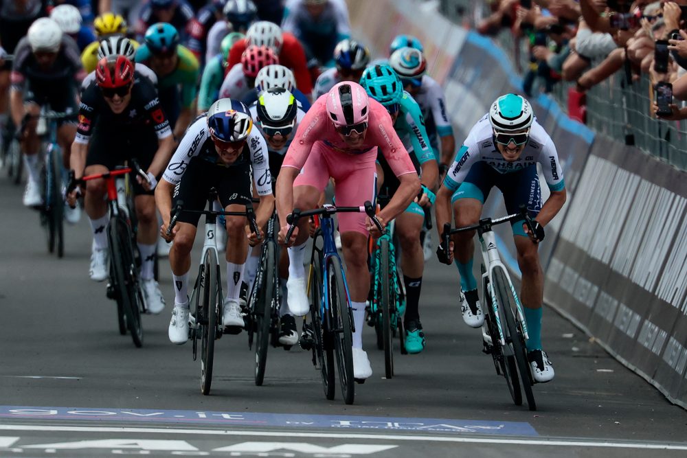 Mads Pedersen setzt sich im Zielsprint durch
