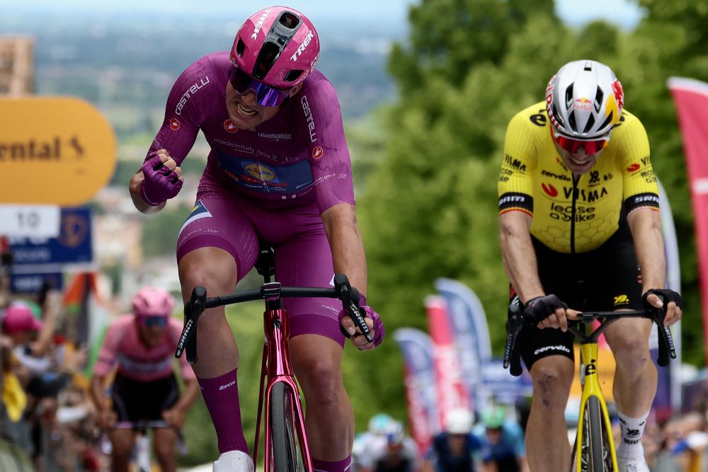 Der Däne Mads Pedersen jubelt beim Überfahren der Ziellinie, Wout van Aert ist ganz dicht dahinter