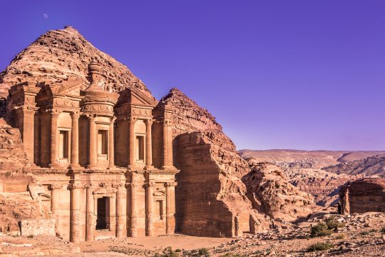 Das in einen Felsen geschlagene Kloster von Petra in Jordanien