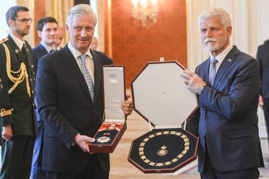 Tschechiens Präsident Petr Pavel überreicht König Philippe die höchste staatliche Auszeichnung, den Orden des Weißen Löwen