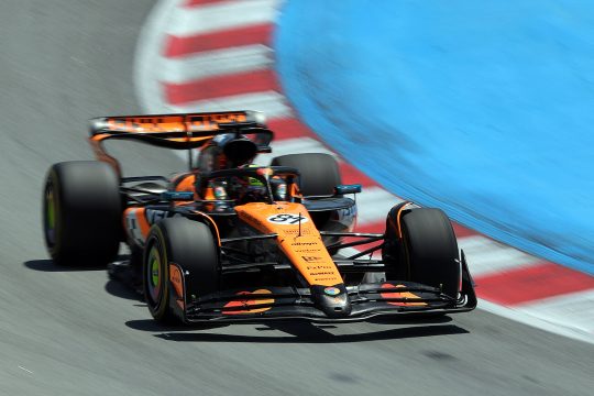 Der Australier Oscar Piastri im McLaren auf der Rennstrecke