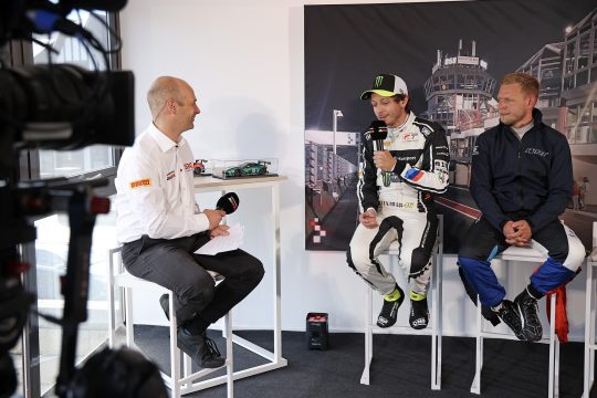 Valentino Rossi und Kevin Magnussen bei der Pressekonferenz am Dienstag mit Moderator Thomas Bastin