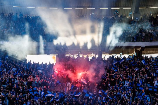 Anhänger von Club Brügge auf der Tribüne jubeln und zünden Rauchbomben