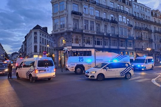 Polizeifahrzeuge im Zentrum von Brüssel am Sonntagabend