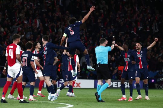 PSG-Spieler Marquinhos jubelt nach dem Sieg von Paris Saint-Germain und springt dabei in die Luft