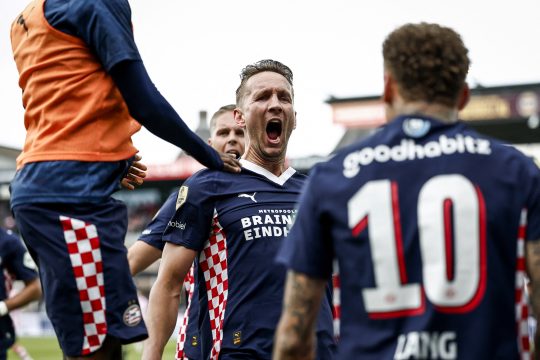 Der niederländische Stürmer Luuk de Jong vom PSV Eindhoven jubelt nach seinem Tor
