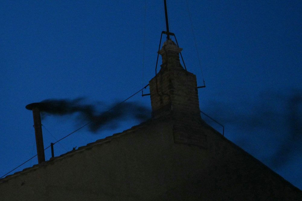 Aus dem Schornstein der Sixtinischen Kapelle kommt schwarzer Rauch