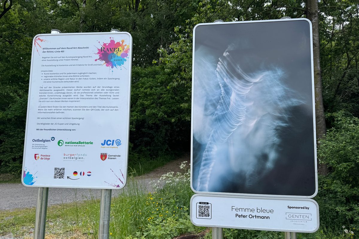 Informationstafel und Kunstinstallation am Wegesrand