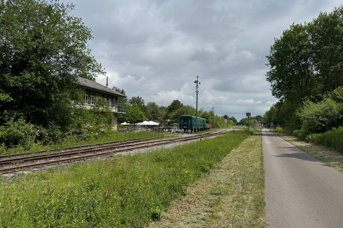 Der Ravel-Weg führt Höhe Raeren an Bahnschienen entlang
