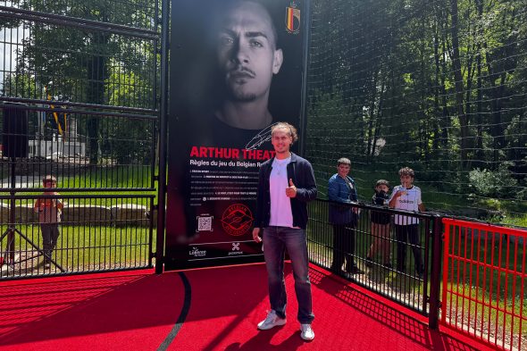 Roter Teufel Arthur Theate weiht Red Court in der Eupener Unterstadt ein