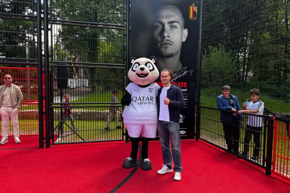 Roter Teufel Arthur Theate weiht Red Court in der Eupener Unterstadt ein