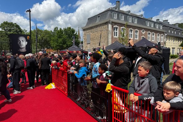 Roter Teufel Arthur Theate weiht Red Court in der Eupener Unterstadt ein