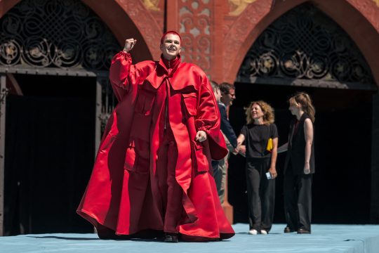 Belgiens Teilnehmer Red Sebastian auf dem türkisfarbenen Teppich