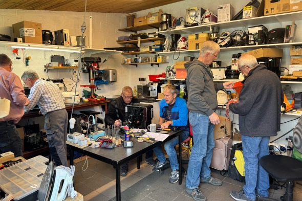 Freiwillige Helfer in der Reparaturwerkstatt in Kettenis