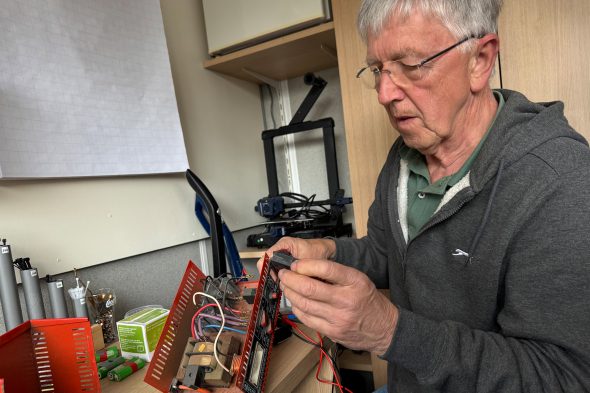 Hans Niessen bei der Arbeit in der Reparaturwerkstatt in Kettenis