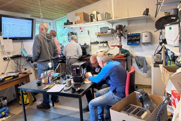 Freiwillige Helfer in der Reparaturwerkstatt in Kettenis