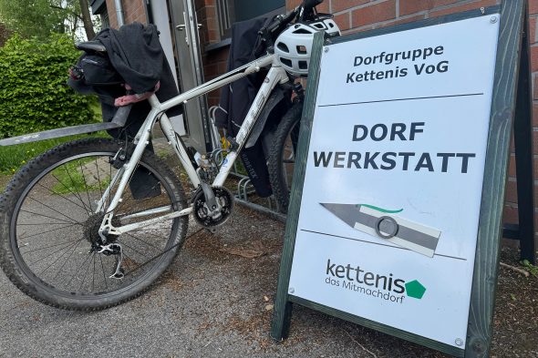 Eingang mit Schild zur Reparaturwerkstatt in Kettenis
