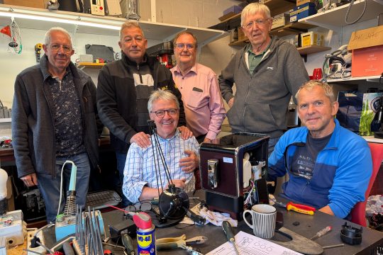 Das Team der Reparaturwerkstatt in Kettenis: hinten Hubert Saey, Jens Taylor, Ralph Ortmann, Hans Niessen, sitzend Rudi Ossemann und Erwin Kever