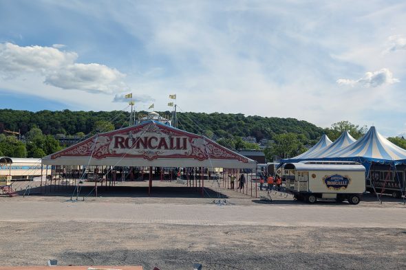 Aufbauarbeiten des Circus Roncalli in Aachen