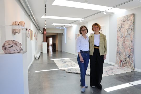 Jana Rusch (r) und Museumsdirektorin Catherine Weisshaupt