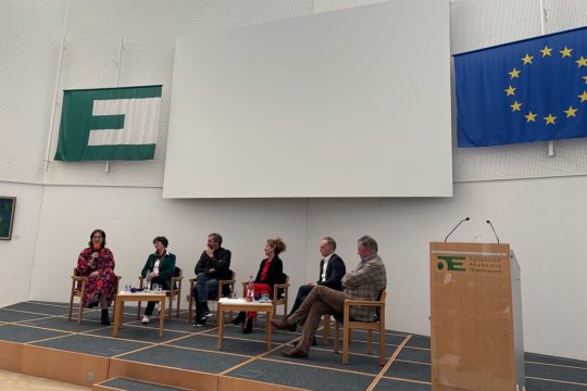 Die Vorsitzende der SP Ostbelgien, Linda Zwartbol, nimmt an der Podiumsdiskussion teil