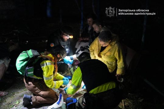 Rettungskräfte versorgen eine Verletzte nach russischem Drohnenangriff auf Saporischschja