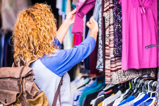 Frau stöbert in Second-Hand-Kleidung