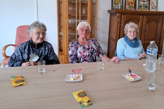 Drei Seniorinnen beim "Klaafen"
