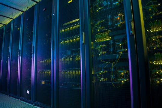 Datenserver in Serverschränken mit leuchtenden Anzeigen und Dioden