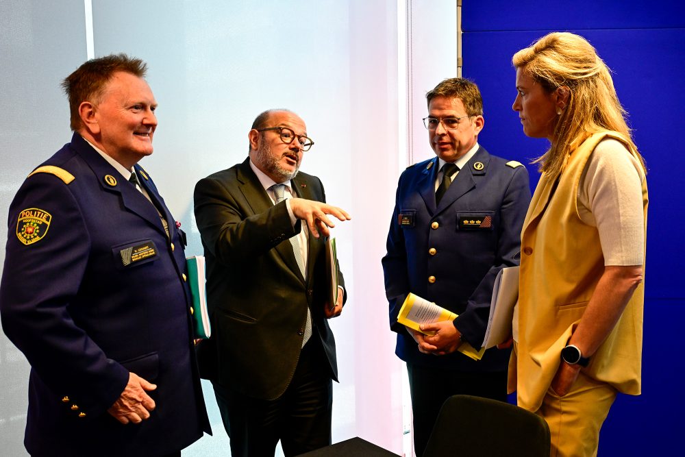 Der Polizeichef von Brüssel-Ixelles, Michel Goovaerts, Innenminister Bernard Quintin, der Generalkommissar der Föderalen Polizei Eric Snoeck und Justizministerin Annelies Verlinden stehen am Rande der Pressekonferenz zusammen