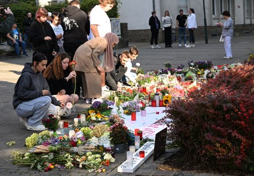 Messerangriff von Solingen: Passanten legen Blumen und Kerzen für die Opfer an den Ort des Anschlags nieder