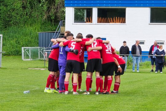 Der Kreis der Spieler des Honsfelder SV vor dem Aufstiegsrundenspiel bei Sprimont B