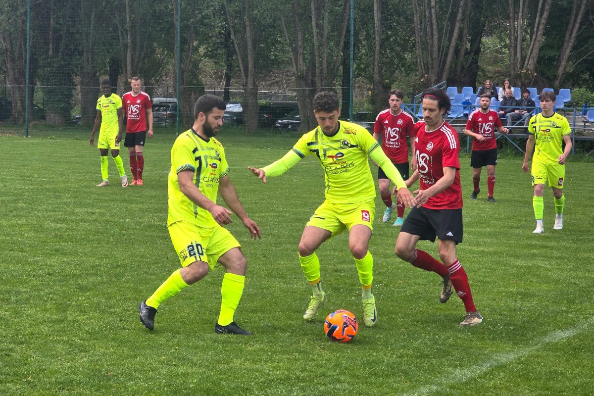 Zweikampf beim Aufstiegsrundenspiel des Honsfelder SV bei Sprimont B