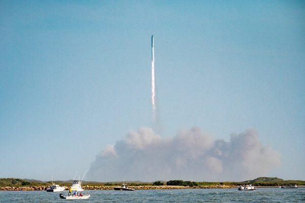 Die SpaceX-Starship-Rakete steigt in die Luft, am Boden ist eine große Rauchwolke zu sehen