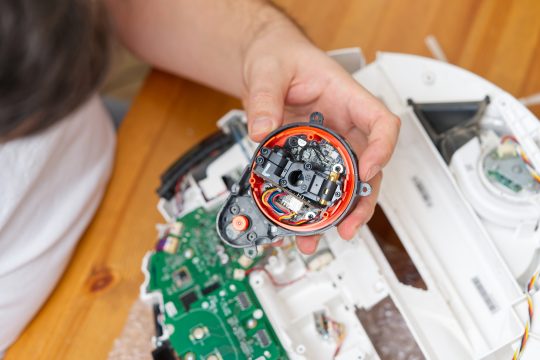 Kaputter Staubsauger wird repariert