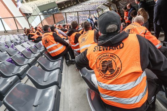 Sicherheitsbriefing im Stadion für die Stewards