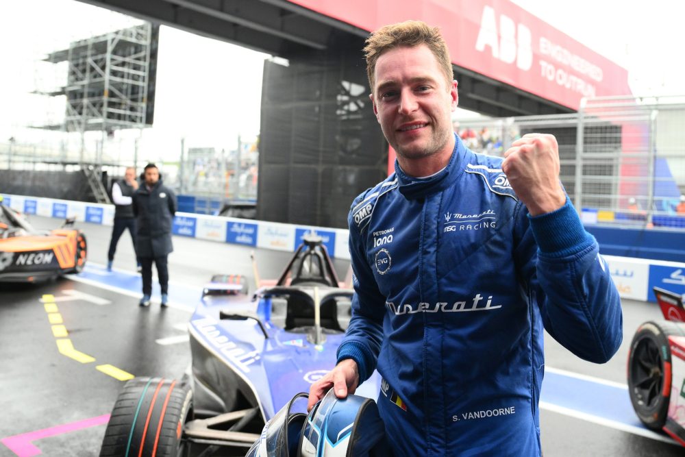 Stoffel Vandoorne reckt die Faust in die Luft